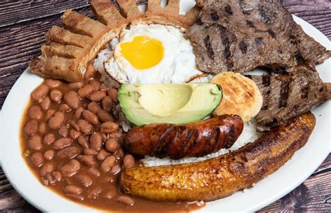 Image by festivaldevinachile – Wikimedia. . Colombian food facts